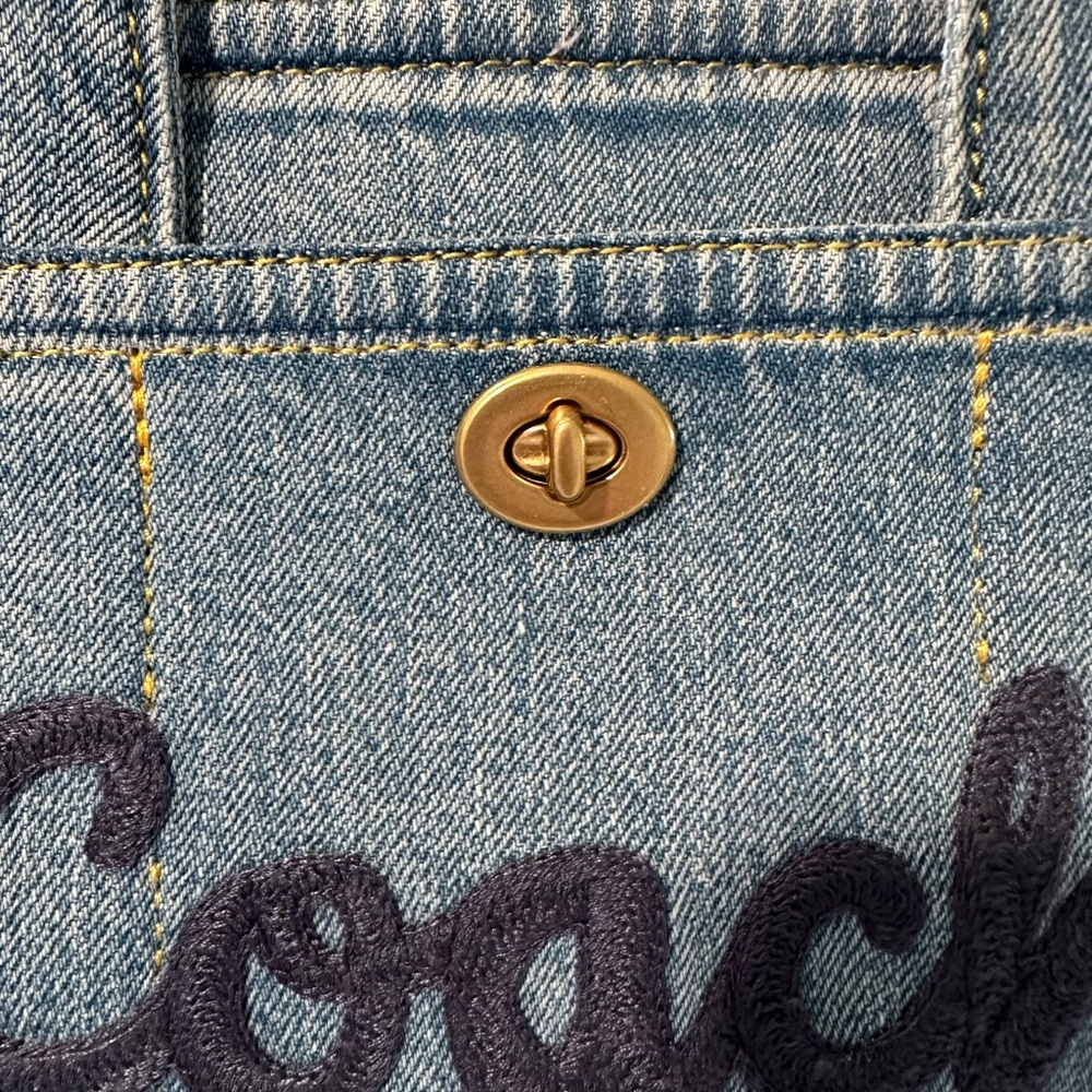 *AUTHENTIC*🫐🍒COACH DENIM CARGO TOTE 26🍒PRISTINE CONDITION🍒🫐 - Picture 3 of 9